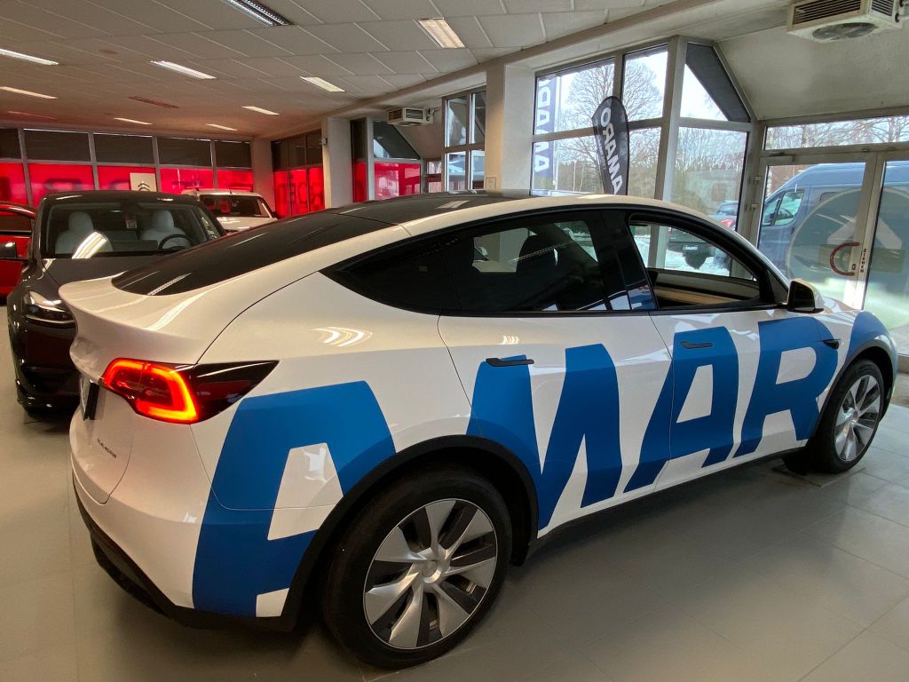 Tesla Model Y Long Range Dual Motor AWD AHK Schwarz Allwetter in  Nordrhein-Westfalen - Lemgo, SUV gebraucht kaufen